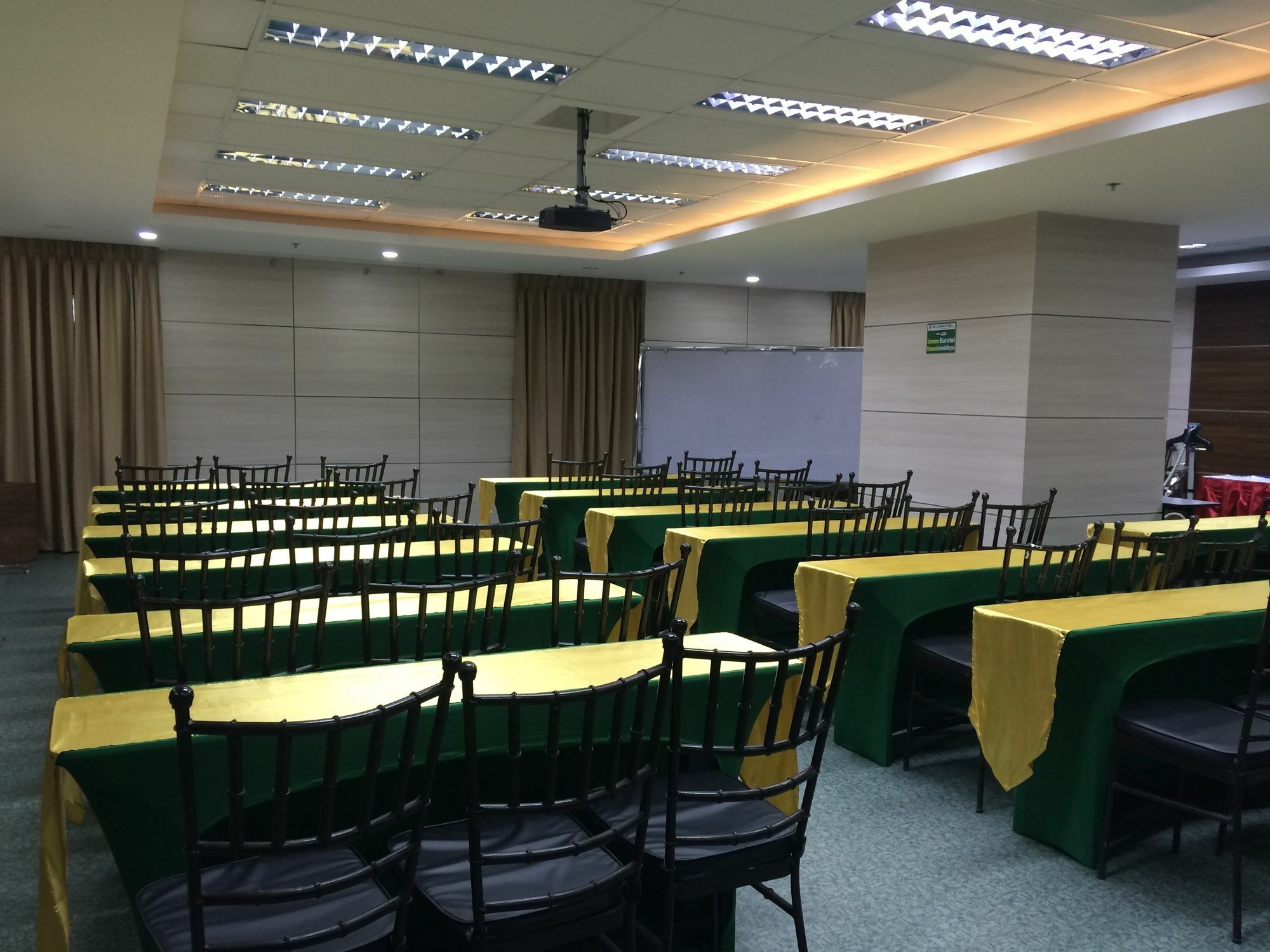Eurotel Vivaldi Araneta Quezon City Exteriör bild